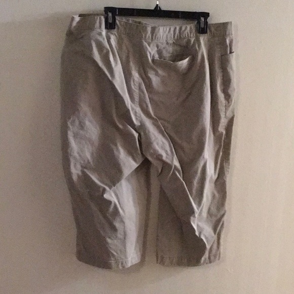 Croft and Barrow classic fit capris - Picture 2 of 3